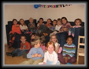 Il manque sur la photo : Dimitri qui est malheureusement parti juste avant, Aliénor qui n'a pas voulu se mettre sur la chaise qui, elle, apparaît bien sur les 3 photos... et les 2 bébés, Chloé et Maxance...